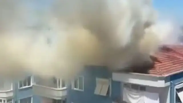Silivri'de 4 Katlı Binanın Çatısında Yangın: Ekipler Müdahale Etti