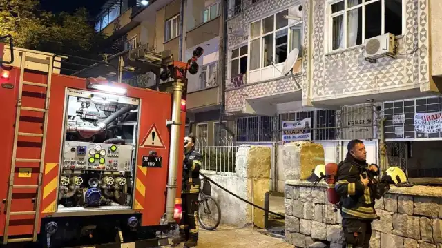 Kayseri Kocasinan'da 4 Katlı Binada Yangın: 3 Kişi Dumandan Etkilendi