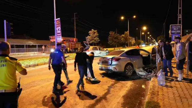 Erzincan-Sivas Karayolu'nda İki Otomobil Çarpıştı: 5 Yaralı