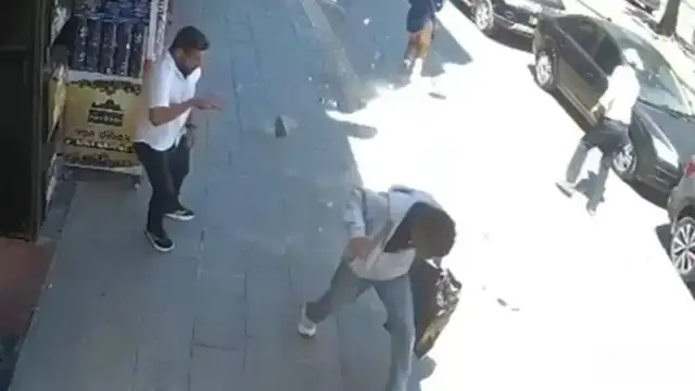 Cumhuriyet Caddesi'nde Bina Cephesinden Kopan Beton Parçaları Paniğe Neden Oldu