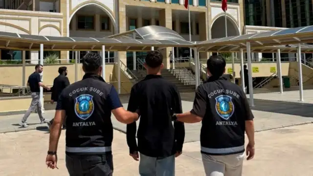 Antalya'da '12'den Sonra Devlet Biziz' Diyen 17 Yaşındaki Genç Gözaltına Alındı