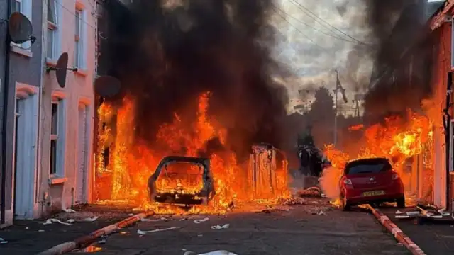 Kuzey İrlanda'da Göçmen Karşıtı Protestolarda Şiddet: Evler ve Araçlar Ateşe Verildi