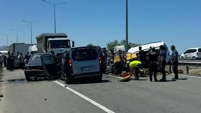 Karadeniz Sahil Yolu'nda Feci Kazada 2 Kişi Hayatını Kaybetti, 3 Kişi Yaralandı