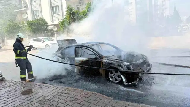 Antalya'da Seyir Halindeki Otomobil Alevlere Teslim Oldu