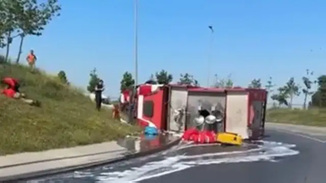 Bağcılar'da İtfaiye Aracı Devrildi