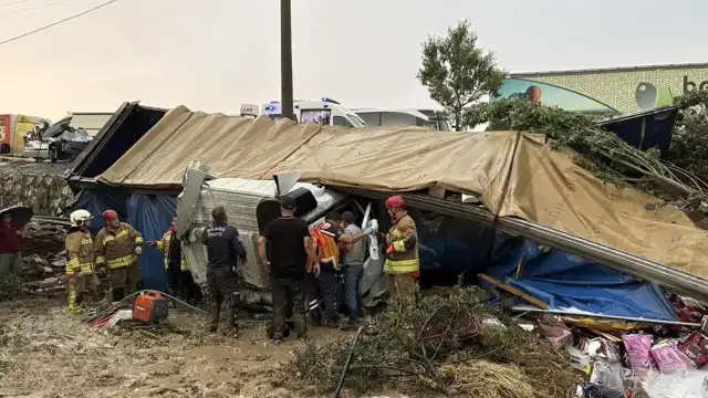 Kula'da Zincirleme Trafik Kazası: 2 Ölü, 4 Yaralı