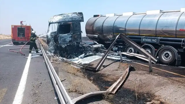 Mardin'de Bitkisel Yağ Taşıyan Tankerin Çarptığı Refüjde Yangın Çıktı