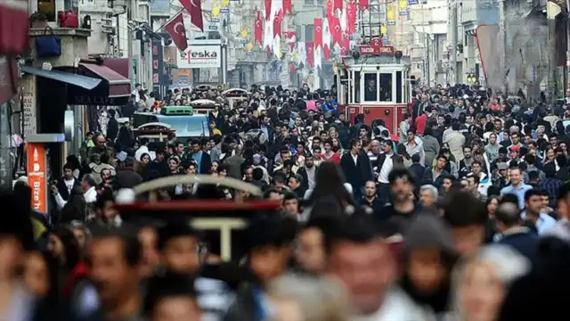 İstanbul'da Nüfus Yoğunluğu Kaynakları Zorluyor: Uzmanlar Tersine Göç Çağrısı Yapıyor