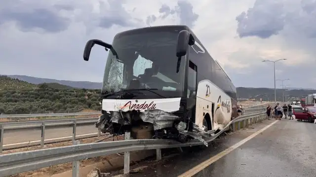 Aydın Kuyucak'ta Otobüs ve Otomobil Çarpıştı: 9 Yaralı