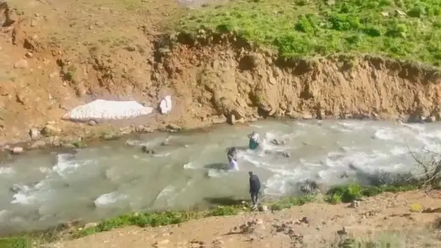 Yüksekova'da Derede Mahsur Kalan Kadın, Özel İdare Ekiplerince Kurtarıldı