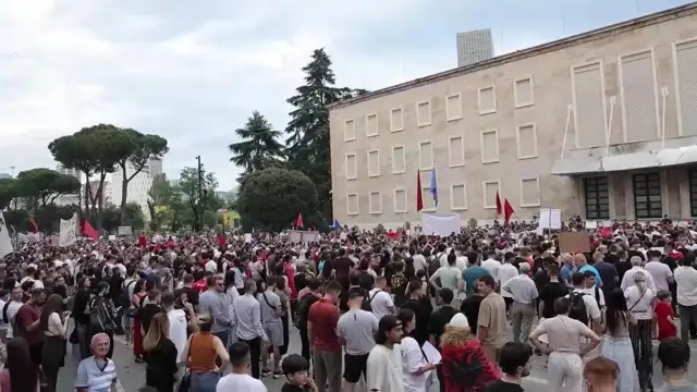 Arnavutluk'ta Lüks Tatil Köyü Projesine Kitlesel Protestolar