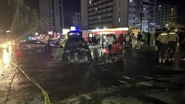 Esenyurt'ta otomobil ve motosiklet çarpıştı: Araçlar yanarak kullanılamaz hale geldi