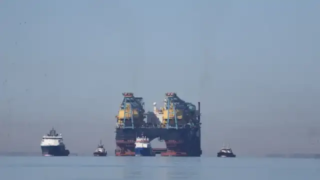 Dev Vinç Gemisi İstanbul Boğazı'ndan Geçiyor, Trafik Durdu