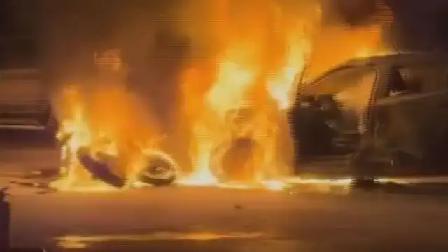 Esenyurt'ta Otomobil ve Motosiklet Çarpıştı: Araçlar Alevlere Teslim Oldu