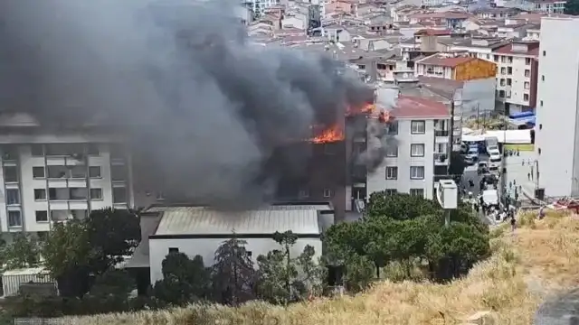 Esenyurt'ta 5 Katlı Binanın Çatısında Çıkan Yangın 4 Binaya Daha Sıçradı