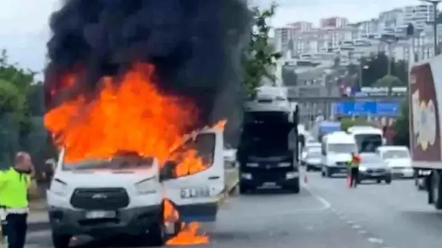 Trabzon Ortahisar'da seyir halindeki minibüs yanarak kullanılamaz hale geldi