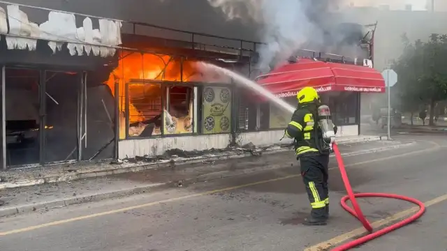 Mersin'deki Fırında Yangın: İş Yeri Kullanılamaz Hale Geldi