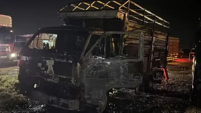 Kayseri'de Park Halindeki 2 Kamyon Kundaklandı: Kullanılamaz Hale Geldi