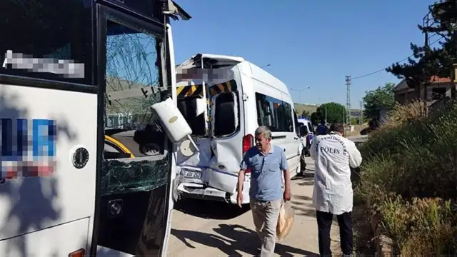 Kırşehir'de Servis Midibüsü ile Minibüs Çarpıştı: 42 Yaralı