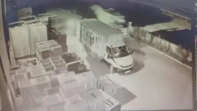 Afyonkarahisar'da Kamyonetin Traktöre ve Tesise Çarptığı Kazada 1 Ölü, 3 Yaralı