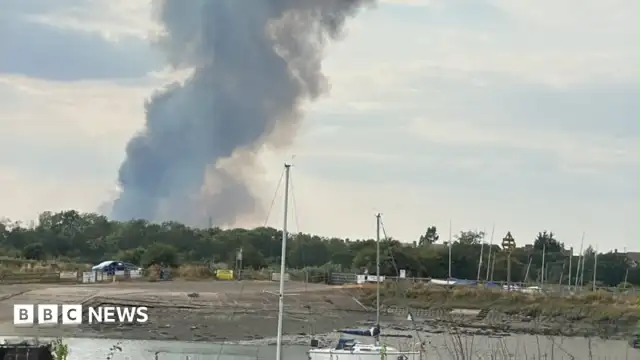 Essex'te Endüstriyel Tesiste Büyük Yangın: Bölge Halkına Uyarı Yapıldı