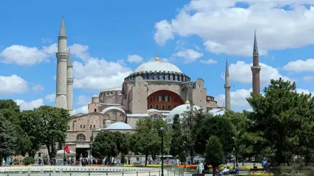 İstanbul Ayasofya'da İncil okuduğu iddia edilen 2 Rus vatandaşı gözaltına alındı