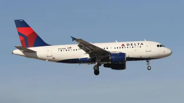 ABD'nin 250. Yıl Kutlamaları Sırasında Chicago'ya İniş Yapan Delta Air Lines Uçağına Havai Fişek Çarptı