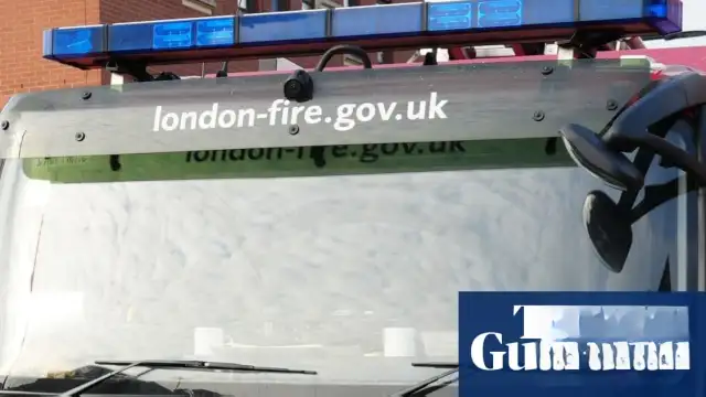 Doğu Londra'da Demiryolu Hattında Büyük Yangın: 100'den Fazla İtfaiyeci Müdahale Ediyor