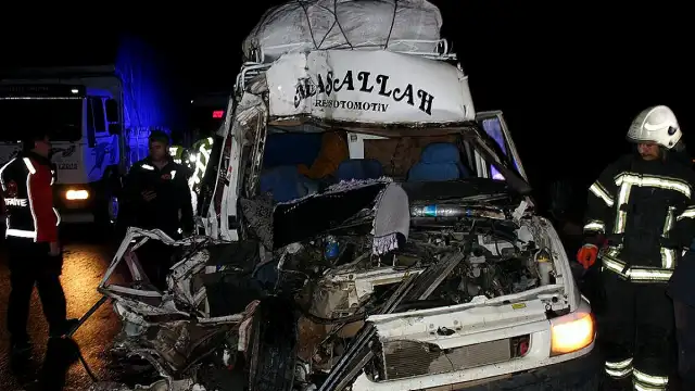 Aksaray'da Tarım İşçilerini Taşıyan Minibüs TIR'a Çarptı: 12 Yaralı