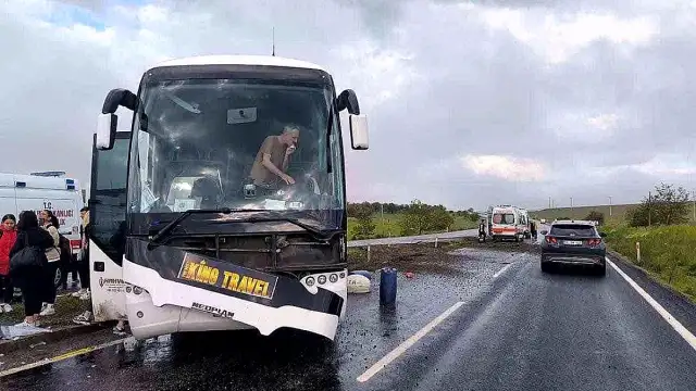 Aksaray'da Tur Otobüsü Refüje Çarptı: 16 Yaralı