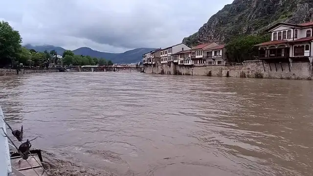 Amasya ve Taşova'da Eğitime Bir Gün Ara Verildi