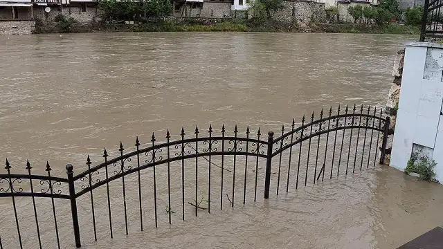 Amasya'da Yeşilırmak Taştı, Gezi Yolları Sular Altında Kaldı