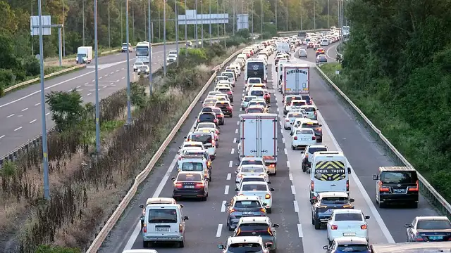 Anadolu Otoyolu Düzce Geçişinde Bayram Dönüşü Trafik Yoğunluğu