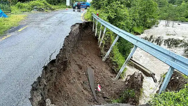 Artvin'de Sağanak Yağış Nedeniyle Dere Taştı: 5 Köy Yolu Ulaşıma Kapatıldı