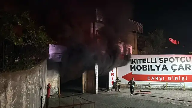 Başakşehir'de İş Yerinde Yangın: İtfaiye Ekipleri Müdahale Ediyor