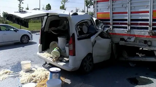 Başakşehir'de Kaza Tutanağı Tutulurken Arkadan Çarpma: Bir Sürücü Sıkıştı