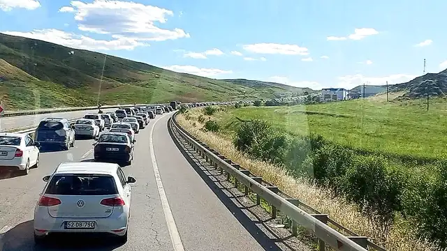 Bayram Tatili Dönüşü Trafik Kabusu: Ankara ve İzmir Yolları Kilitlendi
