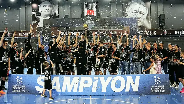 Beşiktaş Hentbol Takımı Şampiyonluk Kupasını Aldı