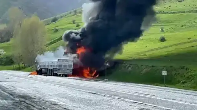 Bitlis'te Çarpışan 2 TIR'da Yangın Çıktı: 2 Ölü