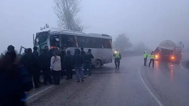 Bolu'da Tanker ve Minibüs Çarpıştı: 3 Ağır Yaralı
