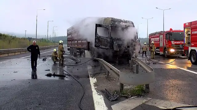 Çekmeköy'de Bariyerlere Çarpan TIR'da Yangın Çıktı, Sürücü Hafif Yaralandı