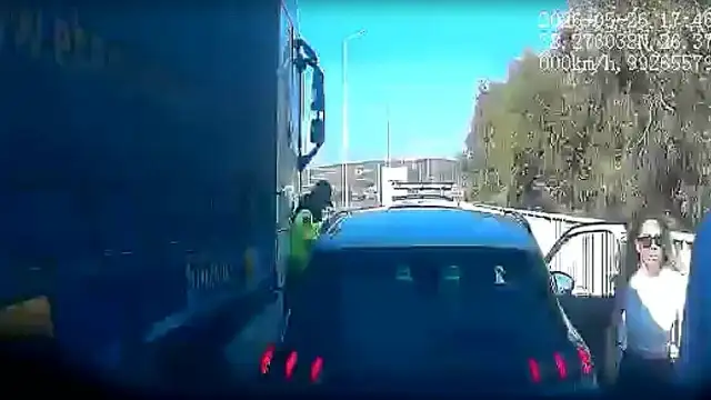 Çeşme Otoyolu'nda Güvenlik Önlemi Alan Uzman Çavuşa TIR Çarptı