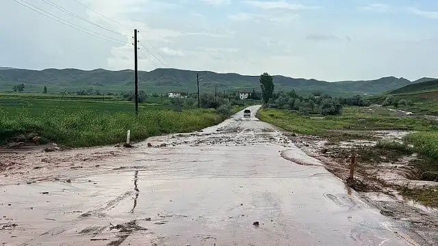 Çorum'da Dere Taştı, Sungurlu-Çankırı Yolu Ulaşıma Kapandı