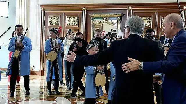 Cumhurbaşkanı Erdoğan'a Kazakistan'da Dombra Sürprizi