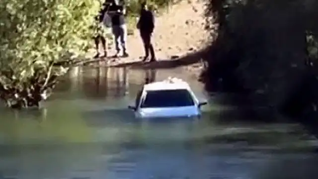 Dicle Nehri Kenarında Park Edilen Otomobil Sular Altında Kaldı