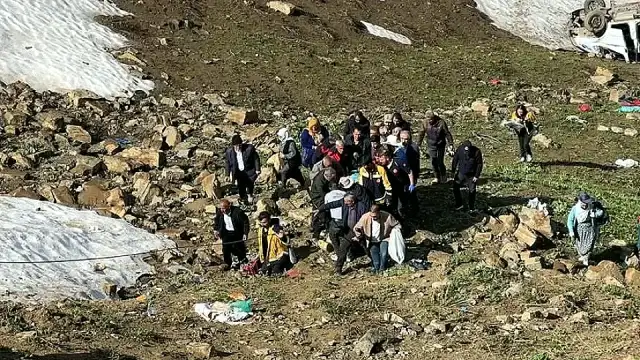 Hakkari Yüksekova'da Minibüs Uçuruma Yuvarlandı: 1 Ölü, 7 Yaralı