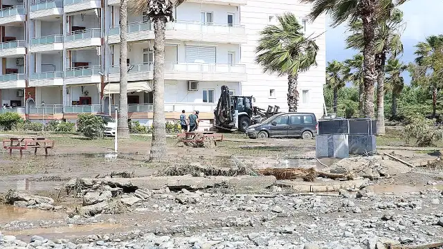 Hatay'da Şiddetli Sağanak: Dörtyol ve Hassa'da Su Baskınları Yaşandı