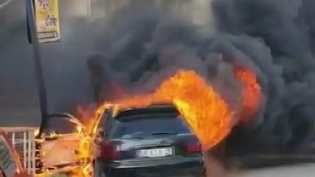 Hatay'ın Reyhanlı ilçesinde park halindeki otomobil alevlere teslim oldu