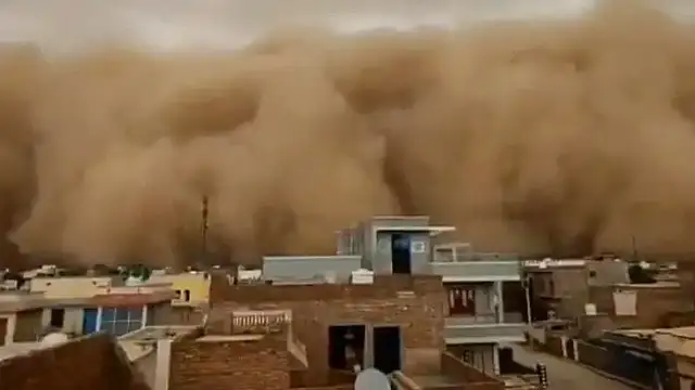 Hindistan'da Şiddetli Kum Fırtınası Hayatı Felç Etti