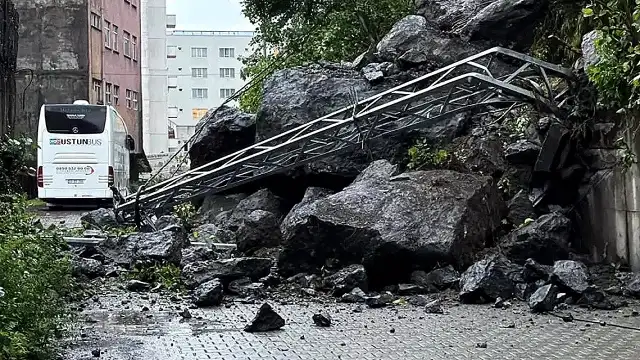 Hopa'da Heyelan: Yol Ulaşıma Kapandı